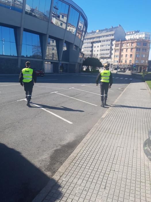 Cuarenta y ocho efectivos militares, con quince vehículos, desarrollan tareas de desinfección de infraestructuras y lugares como el Hospital de A Coruña y  las estaciones de autobuses y tren.