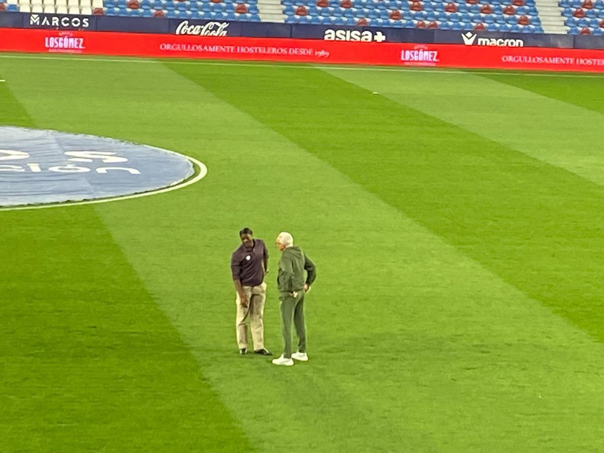 Ruben Uría, segundo entrenador del Villarreal, y Etta Eyong hablando antes del partido