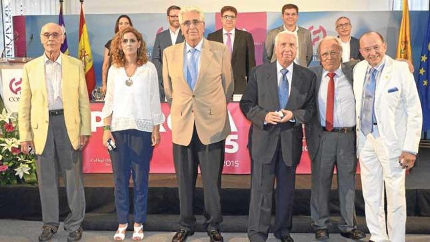 Foto de familia de algunos de los médicos más veteranos que fueron homenajeados.