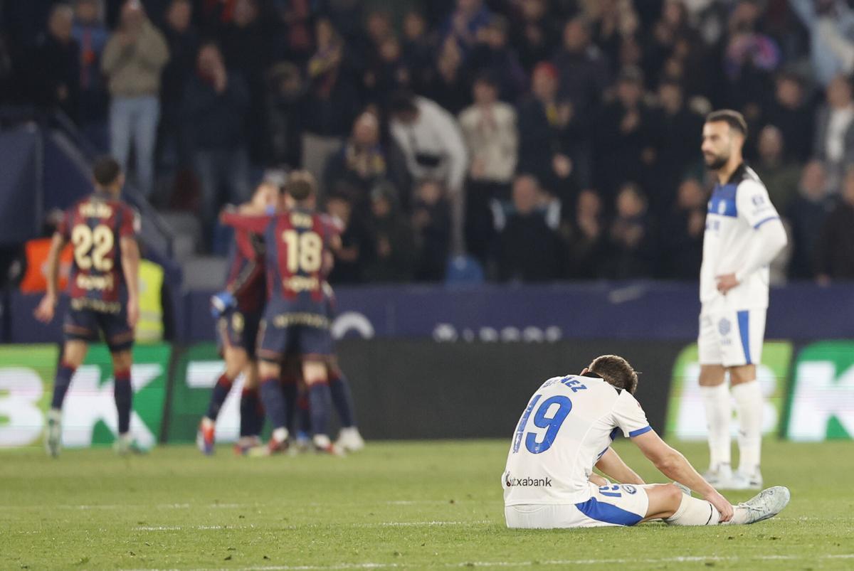 VALENCIA, 27/02/2026.- El centrocampista del Alavés Pablo Ibáñez tras el segundo gol del Levante, durante el partido de la jornada 26 de LaLiga de fútbol que Levante UD y Deportivo Alavés disputan este viernes en el estadio Ciutat de Valencia. EFE/Ana Escobar