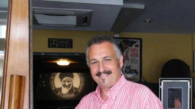 Alain Fernández, a las puertas del Teatro Prendes de Candás.