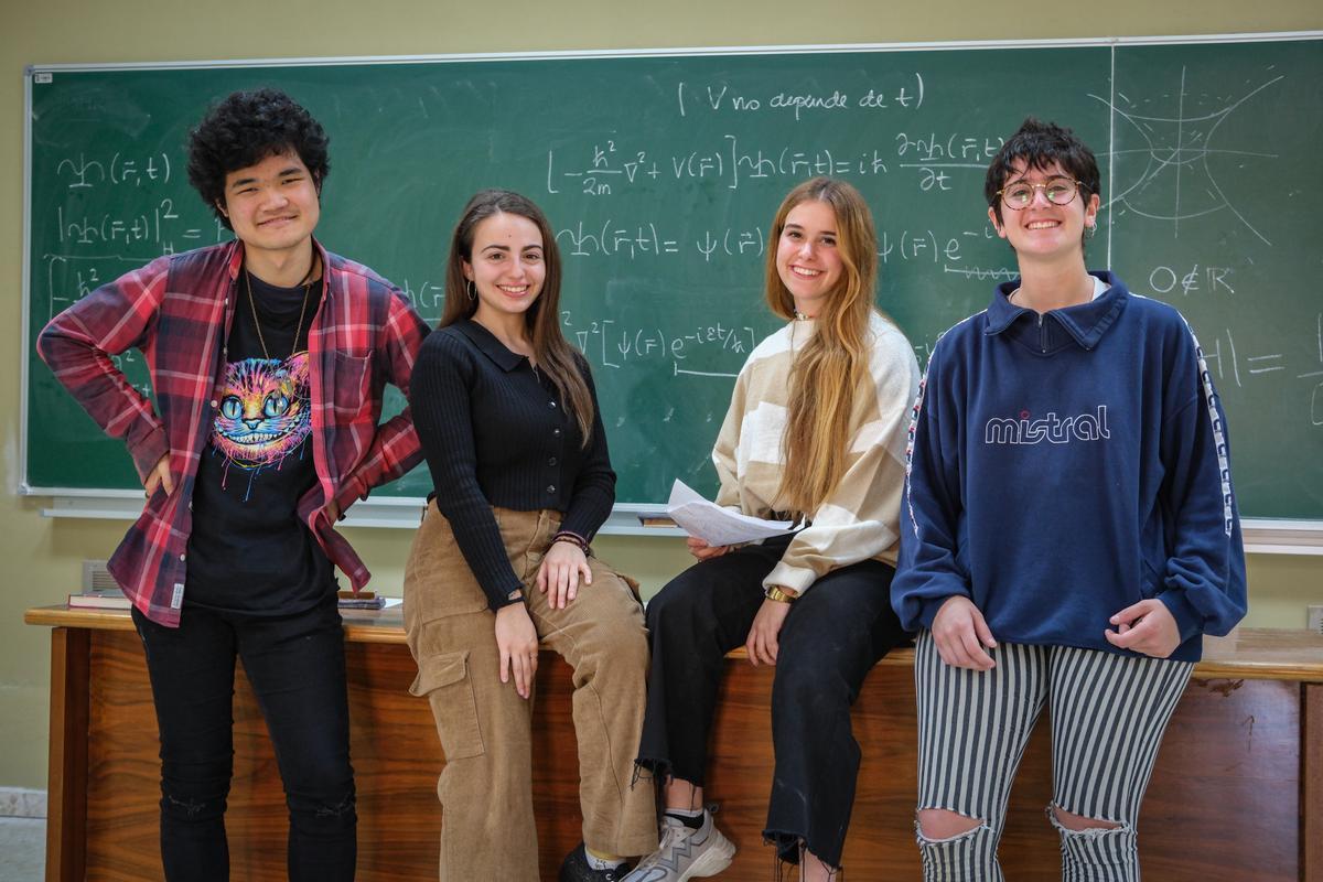 Pablo, Marina, Claudia y Marina, en la Facultad de Ciencias de la UEx, donde estudian Matemáticas.
