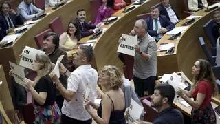 Del 'Mazonpoly' al 'On estaves?': la cartelería de la izquierda contra Mazón