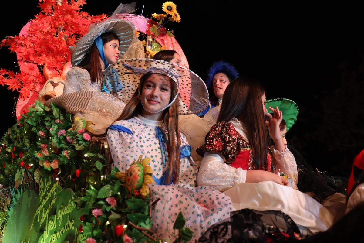 Vuelta a casa de Laura, Paula y las falleras 2023