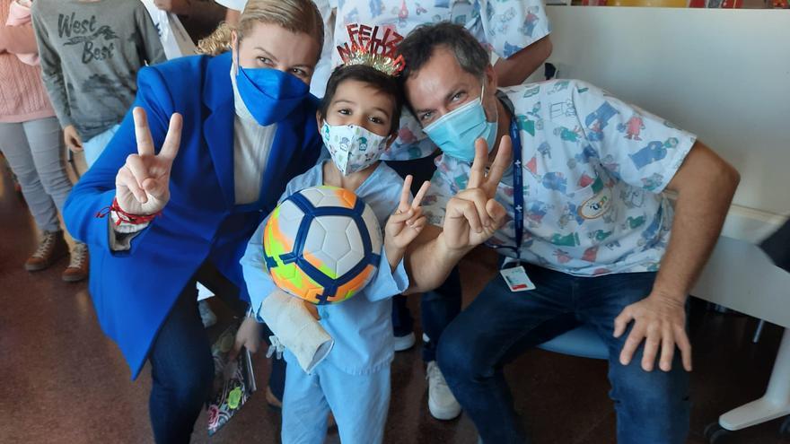 Fútbol en el Aula Pediátrica del Hospital de Alicante por Navidad