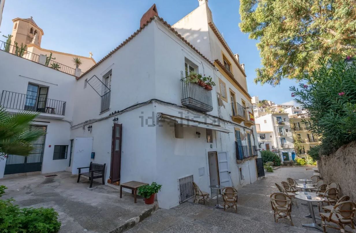 A la venta un edificio con dos apartamentos y negocio en Ibiza por 625.000 euros