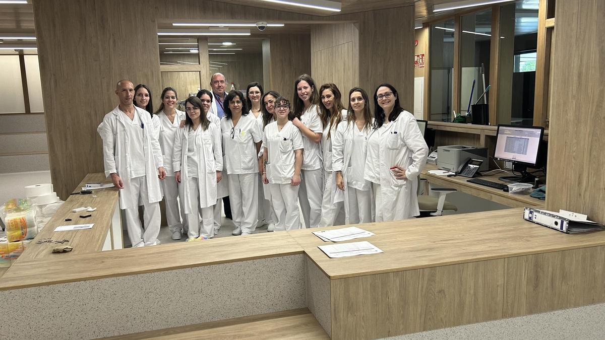 El jefe del servicio de Saúde Mental, J. M. Olivares, con parte del equipo de profesionales sanitarios de la Unidad.