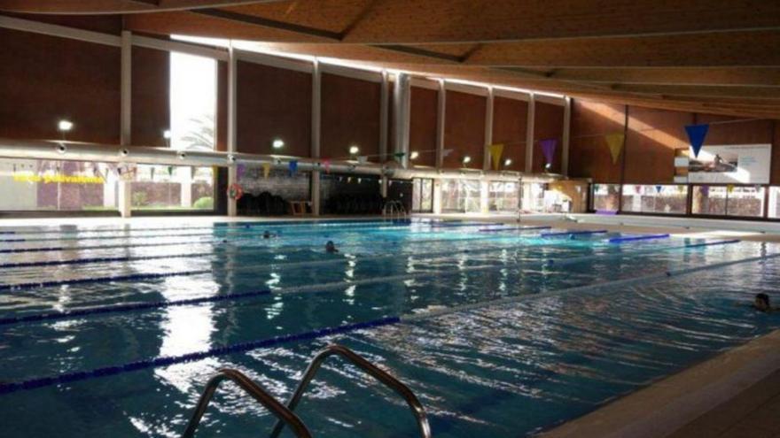 Piscina municipal de La Oliva, cerrada desde hace dos años.