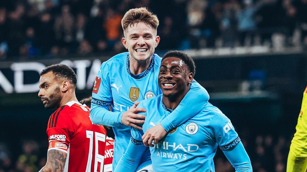 Divin Mubama (abrazado por McAtee) quinto debutante del Manchester City en la temporada 2024-25