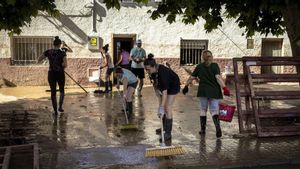 Vecinos y voluntarios ayudando a limpiar las calles de Azuara.