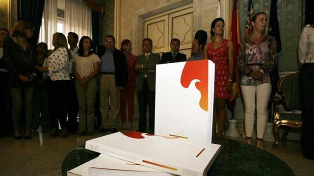 La alcaldesa y buena parte de la Corporación asistieron a la presentación de "Festa".