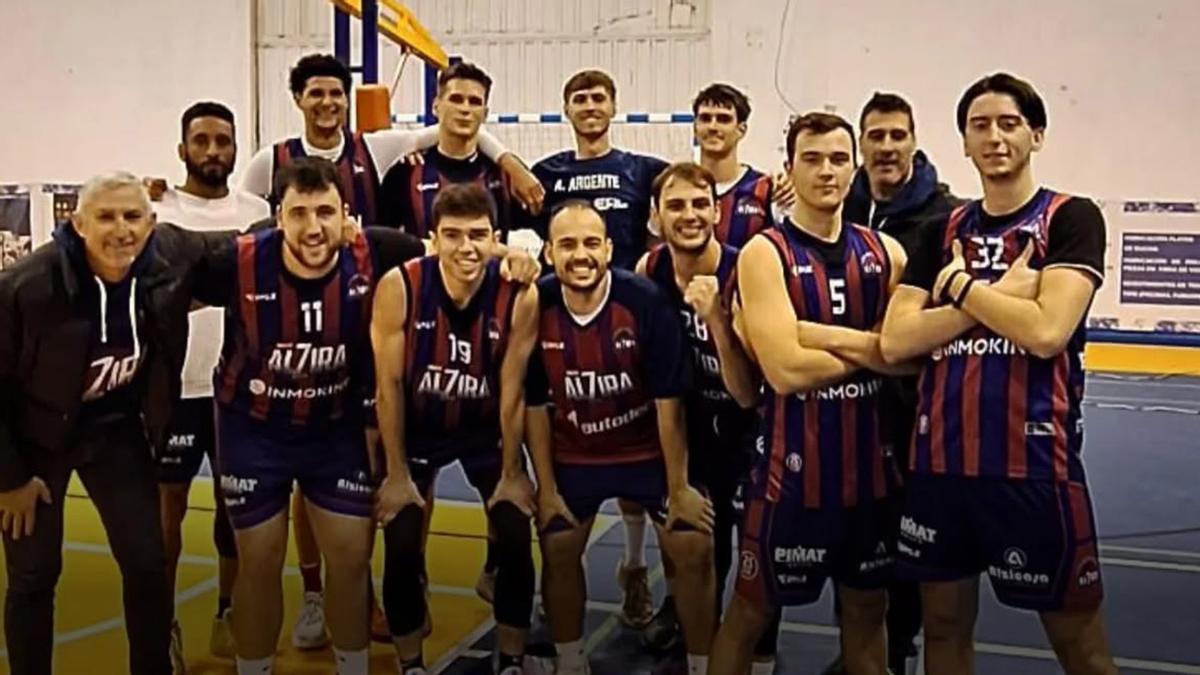 Jugadores del NB Alzira tras el triunfo ante el Onil.