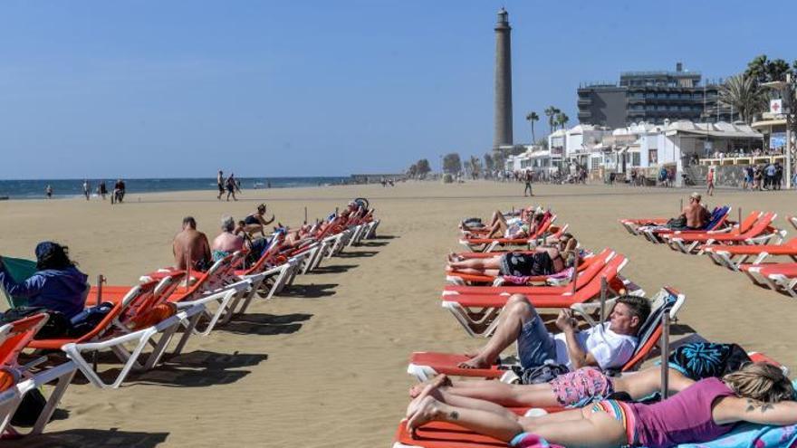 Turistas en el servicio de hamacas de la Playa de Maspalomas. | | JUAN CASTRO