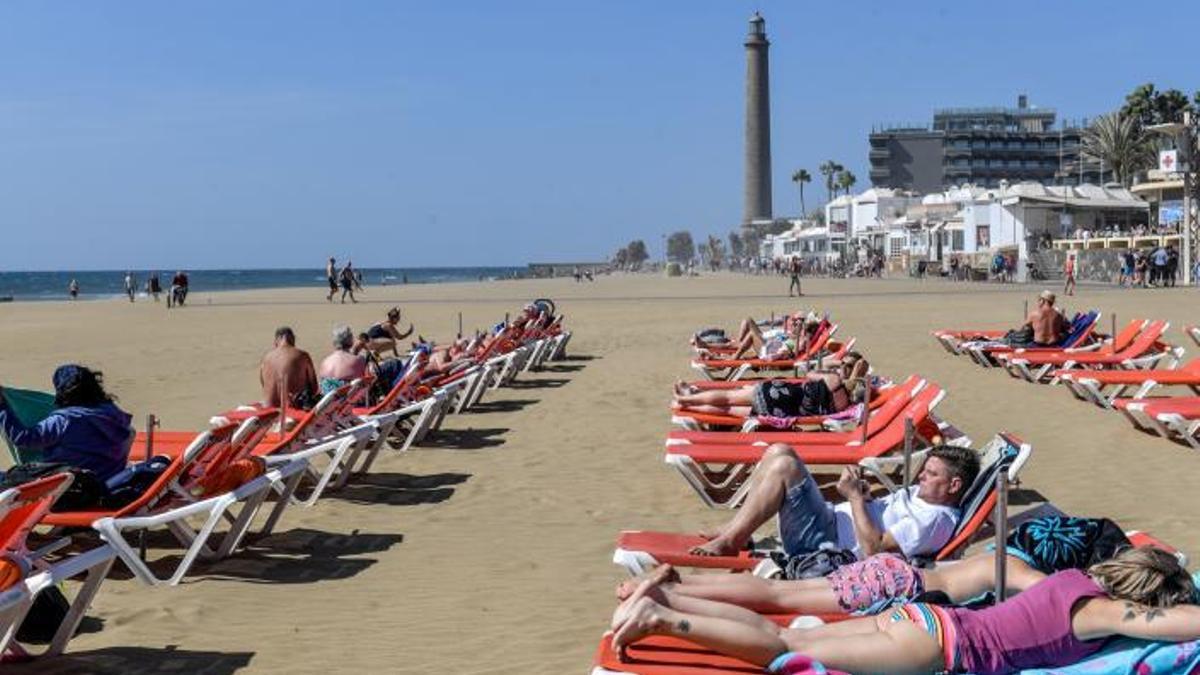 Turistas en el servicio de hamacas de la Playa de Maspalomas.