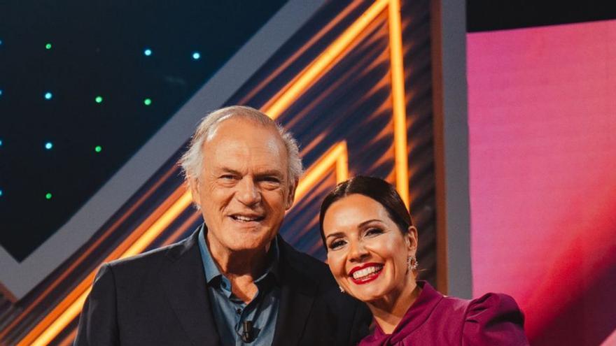 El periodista Pedro Piqueras y la presentadora Lucía Rodríguez estarán este domingo en el arranque de «Xente Marabillosa».  | |  TVG