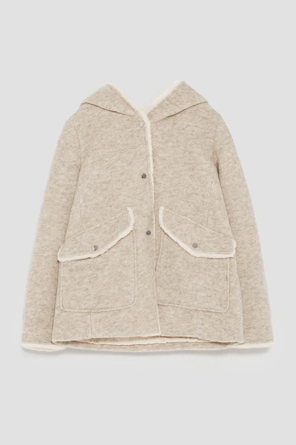 Abrigo de lana color beige.