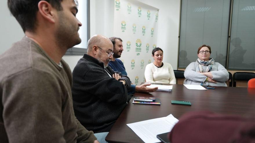 Roberto García, con afectados por el vertedero de Campomarzo.