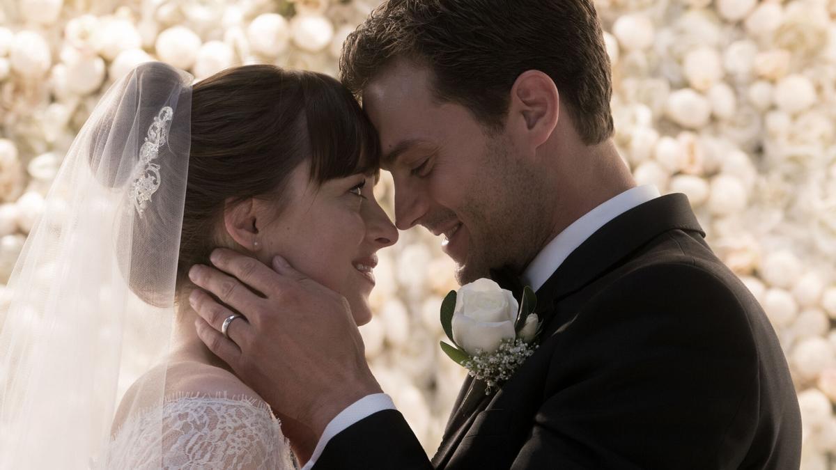 La actriz Dakota Johnon en el papel de Anastasia Steele y el actor Jamie Dornan en el papel de Christian Grey, durante una escena de la película "Fifty Shades Freed", dirigida por James Foley.