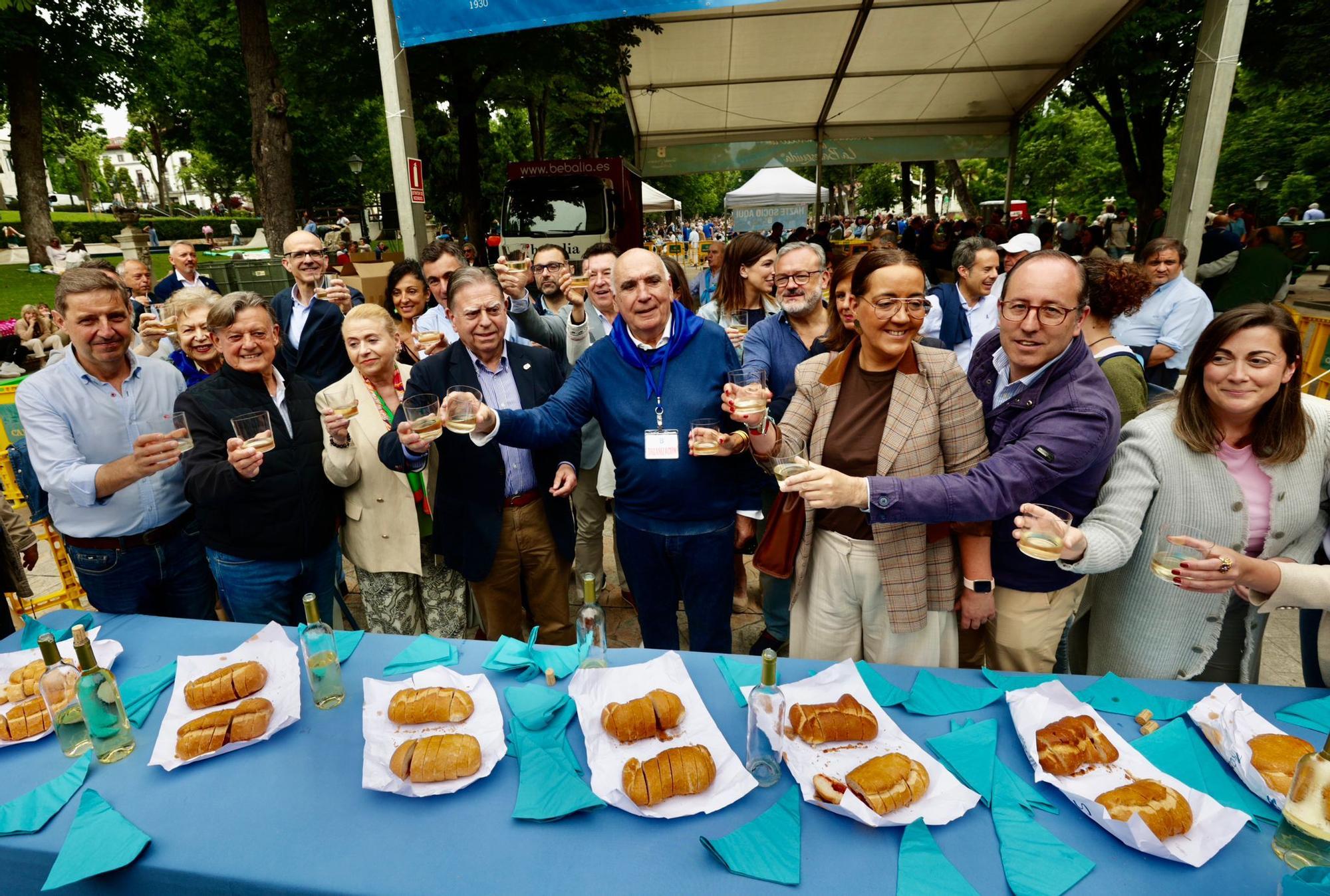 EN IMÁGENES: Así vive Oviedo su fiesta de Martes de Campo
