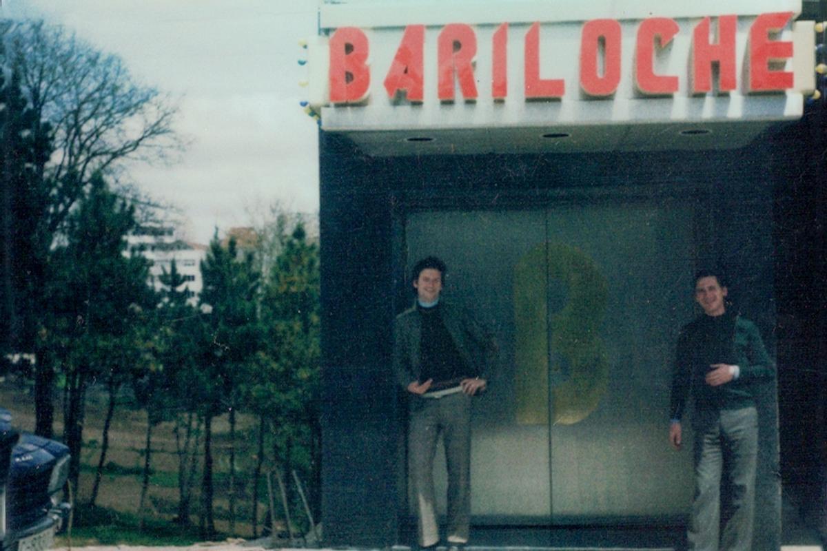 Los impulsores de la discoteca ordense Bariloche ante la entrada