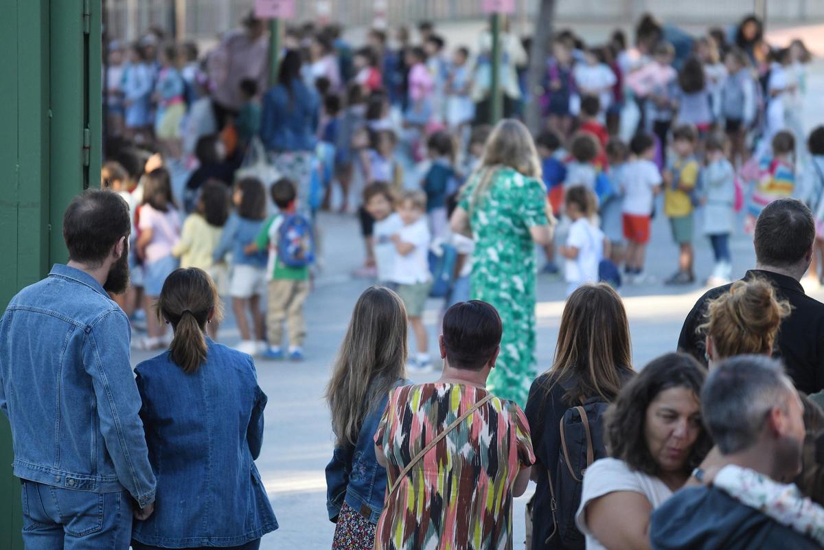 Archivo - Varios familiares a las puertas del colegio el primer día, a 9 de septiembre de 2024, en Madrid (España).