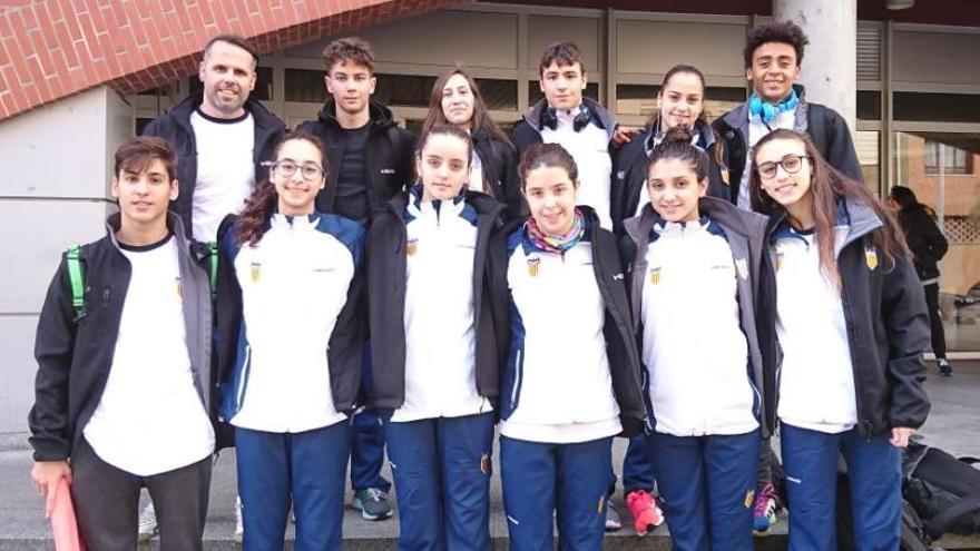 Los nadadores del CT Elche junto a su entrenador en Oviedo