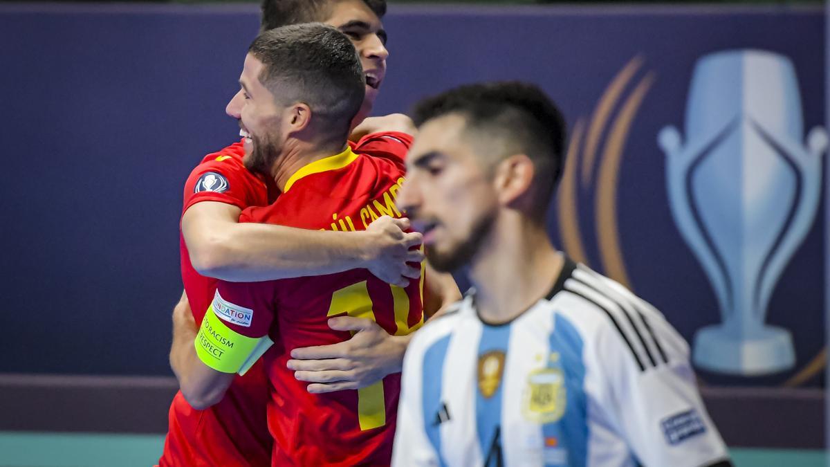 Los jugadores españoles se abrazan tras un gol frente a Argentina.
