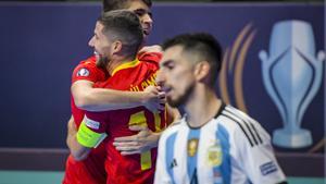 Los jugadores españoles se abrazan tras un gol frente a Argentina.