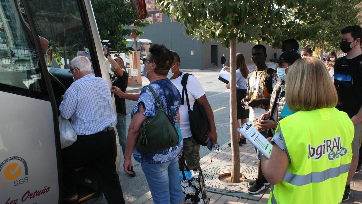 Viajeros del Cercanías se suben al autobús que los llevará a Murcia, este viernes.