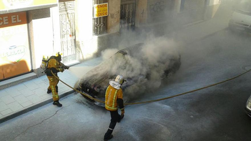 Nuevo incendio de un coche en Elda