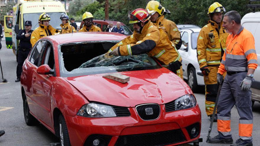 Dos heridos tras volcar un coche en Palma