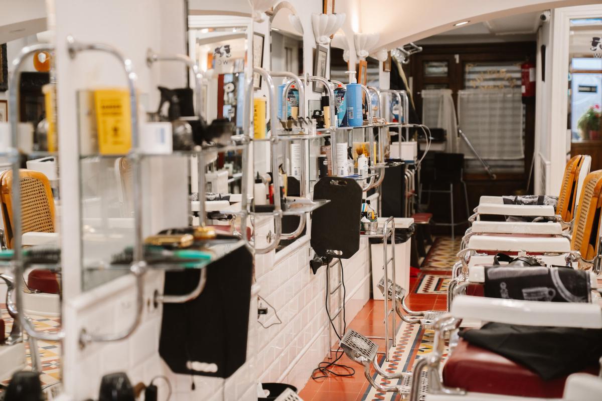 26.02.2025. MADRID. Imágenes de la barbería ‘El Kinze de Cuchilleros’, en Madrid. Foto: Alba Vigaray