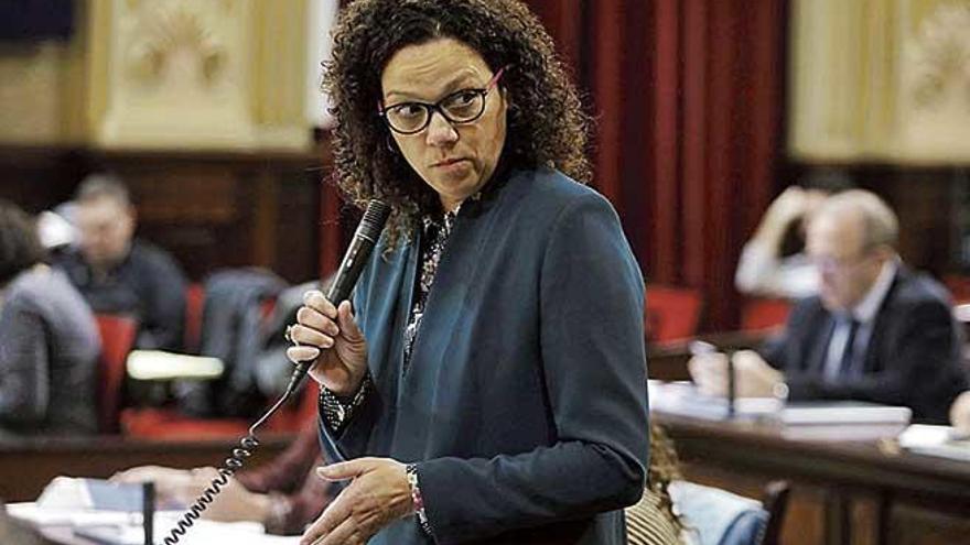 Cladera contestando ayer en el pleno del Parlament a las críticas de la bancada popular.