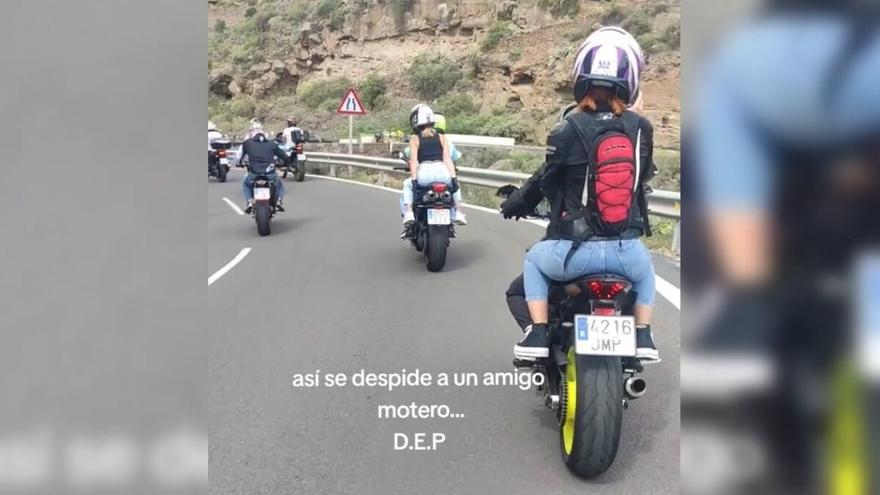 Un grupo de moteros despiden de manera emotiva a un compañero en Tenerife