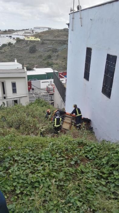 Un coche licencia cae por una ladera en La Montañeta