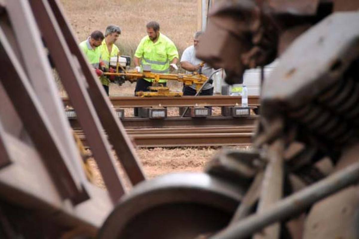 Treballs de retirada del tren descarrilat