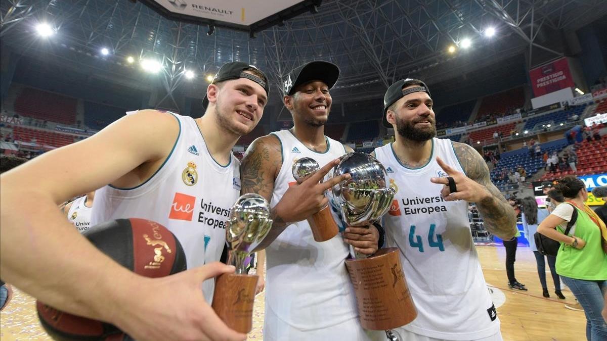 Doncic, en primer plano, junto a sus compañeros en el Madrid Thompkins y Taylor, en plena celebración