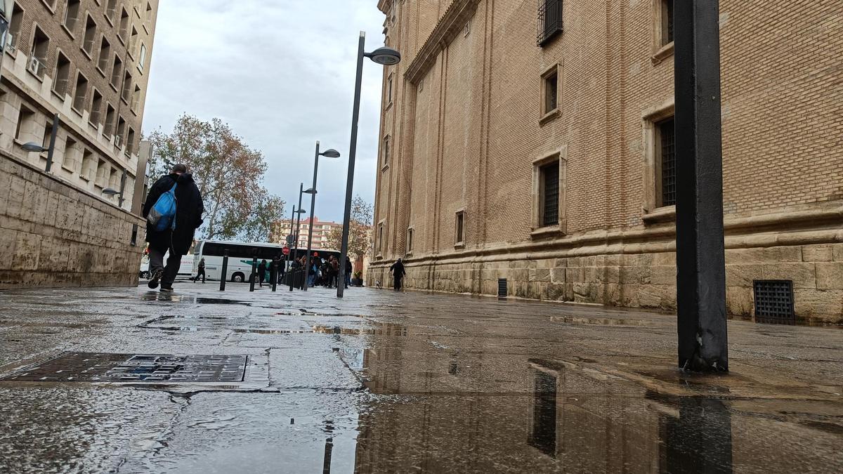 Suelo mojado junto al Pilar: hoy podría llover en la capital aragonesa