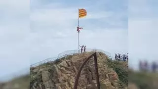 Un hombre intenta arrancar en Blanes una bandera de Catalunya para sustituirla por una de España