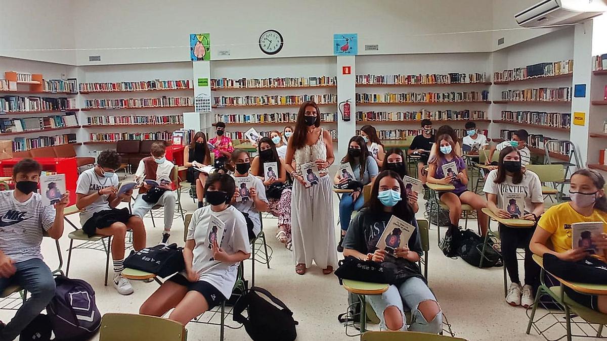 Entrega del volumen en el instituto Algarb de Sant Jordi. | ASJ