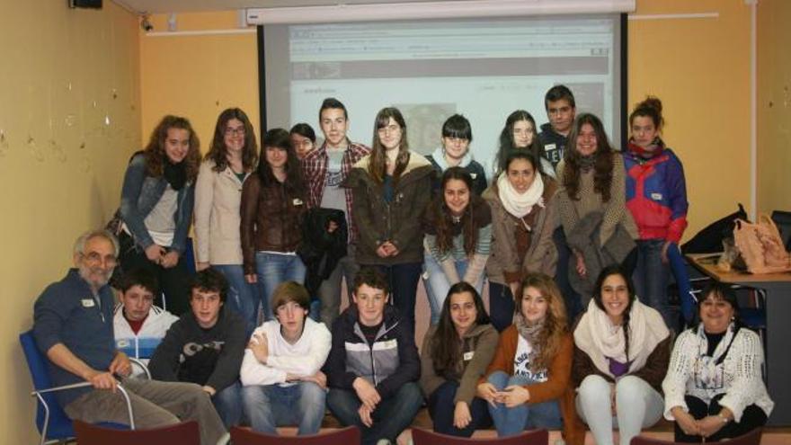 Los alumnos del Instituto, junto a Mateos y Dintén, sentados en los extremos, ayer, en la biblioteca de Candás.