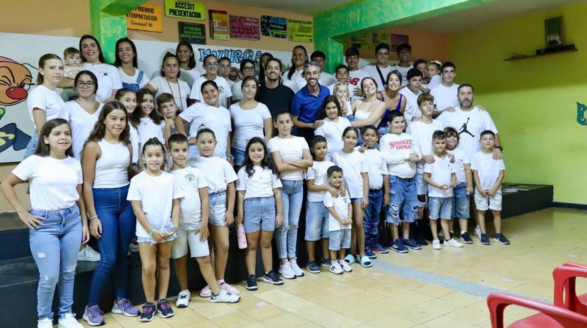 Javier Caraballero con el director de la gala infantil y la concejala de Educación en la murga de niños Sofocados