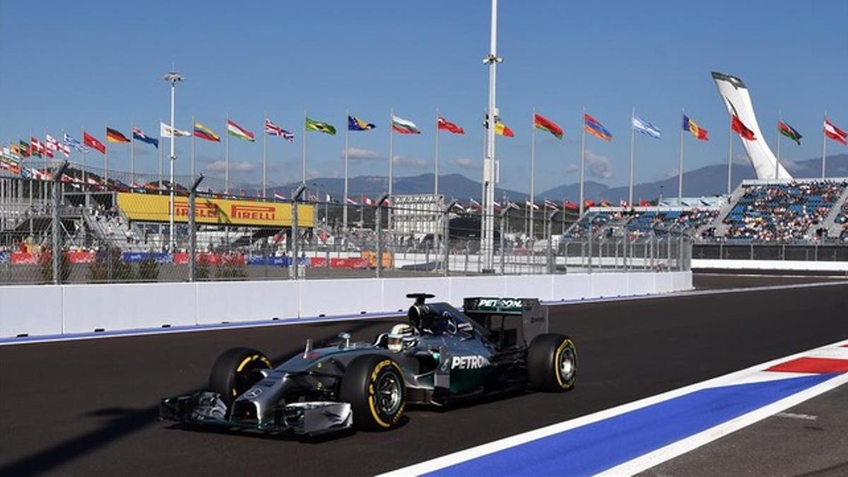 El coche de Hamilton, en un entrenamiento en el nuevo circuito de Sochi.