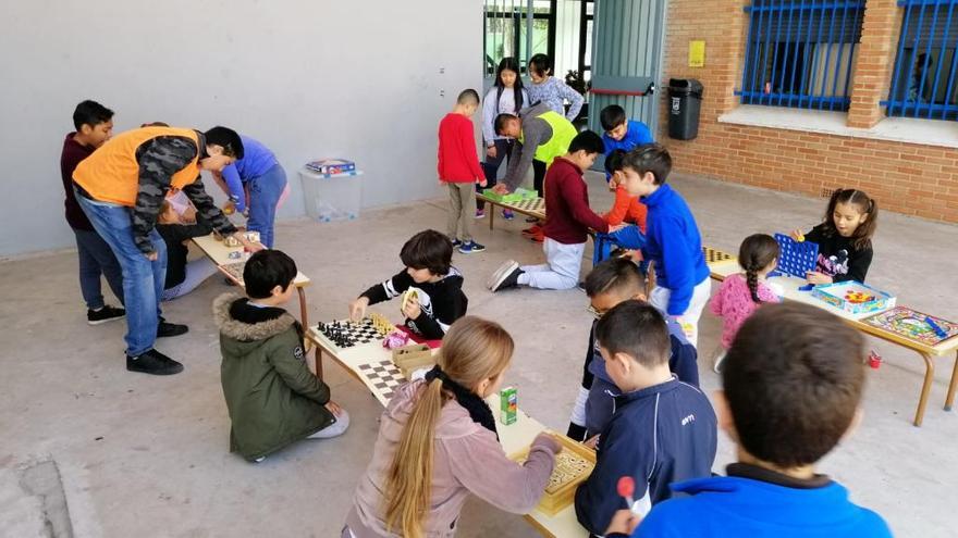 Alumnos del colegio San José de Calasanz juegan en grupos en un patio en el que ya no sólo hay balones.