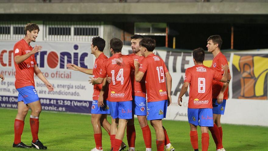 Los unionistas celebrando un gol en O Couto. |  // IÑAKI OSORIO