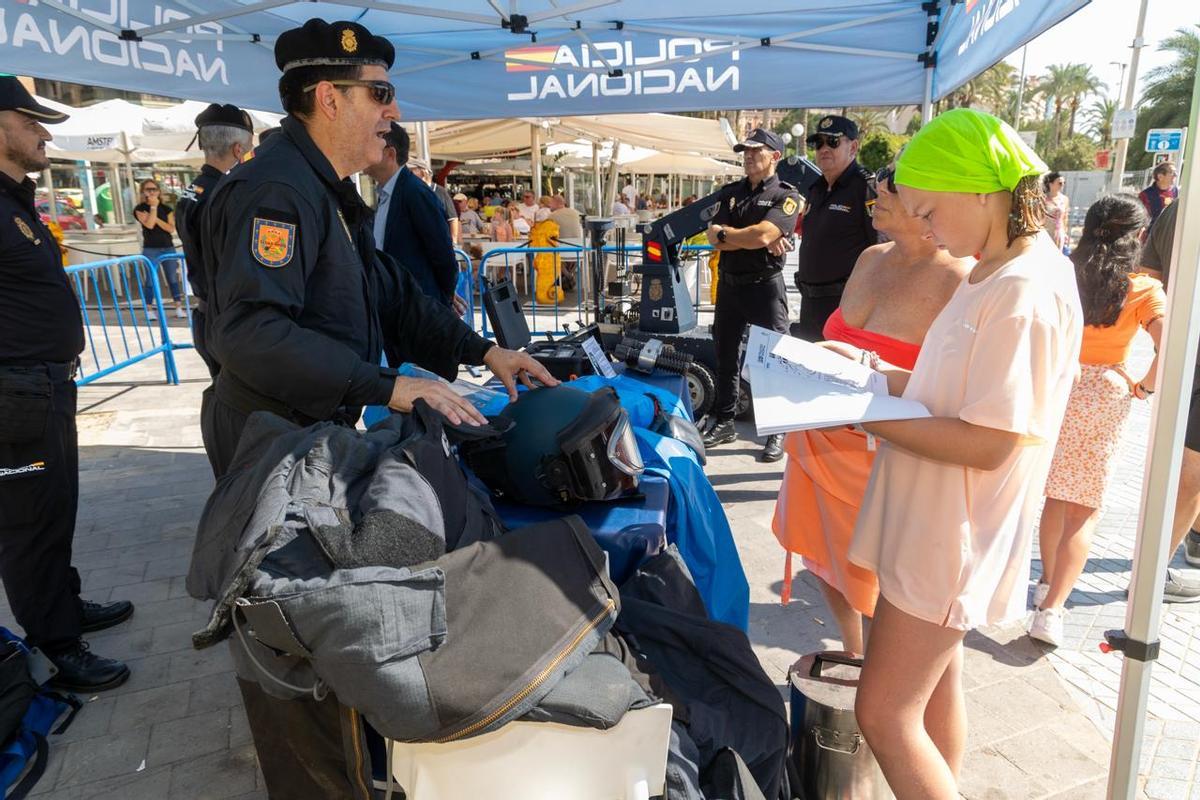 Exihibición de medios de la Policía en el Postiguet por la  "Operación Verano".