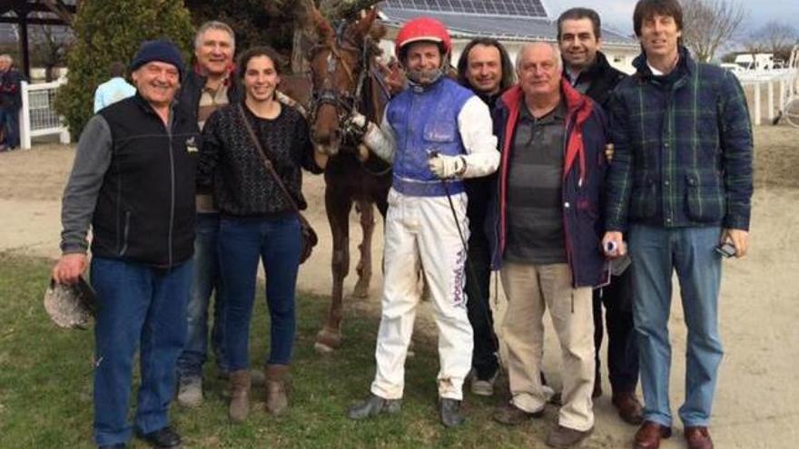 Belinda de Ladil y su entorno tras finalizar segunda en Agen.