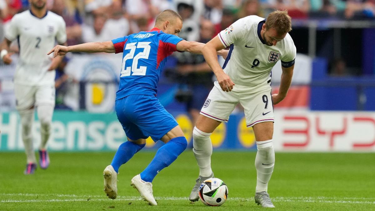 Lobotka, disputando un balón con Kane en el duelo de octavos de final de la Eurocopa 2024