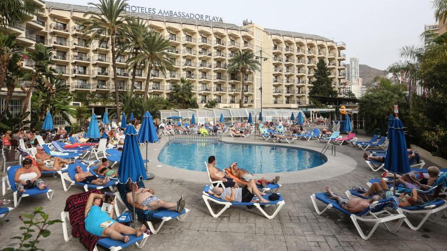 Turistas británicos en la piscina de un hotel en Benidorm, principal destino del Reino Unido.