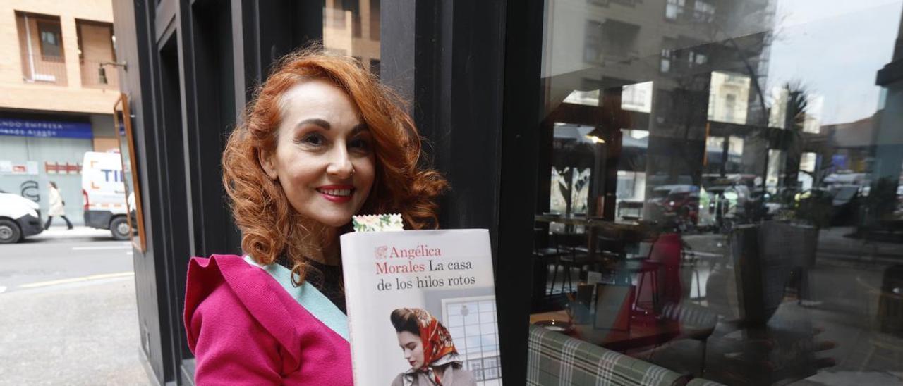 La escritora Angélica Morales con su novela 'La casa de los hilos rotos' junto al Hotel Palafox de Zaragoza.